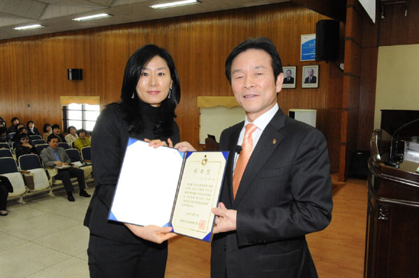권진수 교육감 권한대행이 지난 19일 대회의실에서 홍보 ‘프로슈머’에게 위촉장을 수여하고 있다.