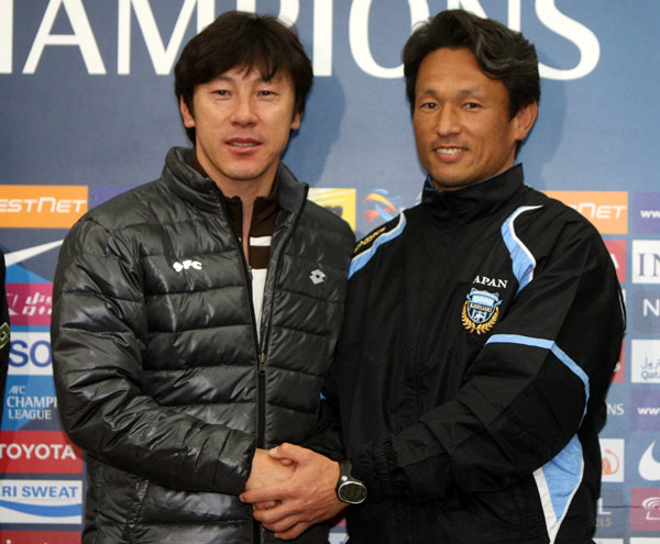 2010 아시아축구연맹(AFC) 챔피언스리그 조별리그 성남 일화와 가와사키 프론탈레와의 경기를 하루 앞둔 22일 신태용 성남 감독과 다카하타 츠토무 가와사키 감독이 기자회견을 열고 악수를 하며 선전을 다짐하고 있다./연합뉴스
