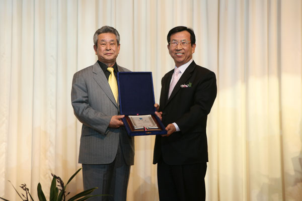 26일 수원 호텔캐슬 그랜드볼룸에서 열린 제8대 경기도펜싱협회장 취임식에서 김이곤 신임회장(왼쪽)이 홍광표 도체육회 사무처장으로부터 위촉패를 수여받고 있다. /정재훈기자 jjh2@