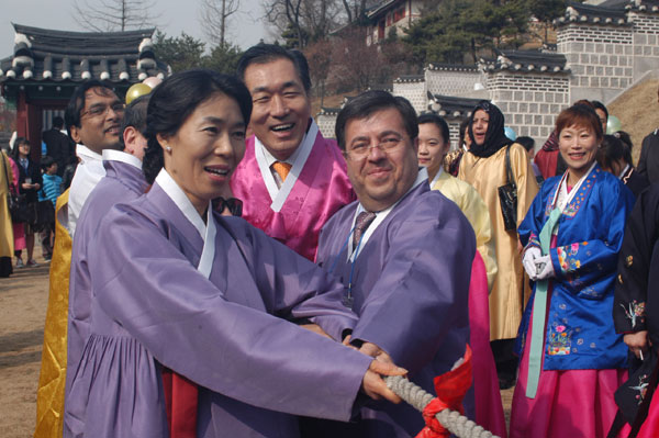 외교사절과 함께하는 정월대보름 행사에서 안상수 시장(앞줄 가운데), 온두라스 대사, 김현실 회장 등이 줄다리기를 하며 즐거워하고 있다.
