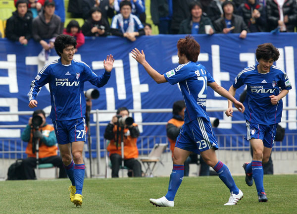6일 수원월드컵경기장에서 열린 프로축구 수원 블루윙즈와 부산 아이파크의 경기에서 수원 서동현(왼쪽)이 팀의 네번째 골을 성공시킨 뒤 동료들과 기쁨을 나누고 있다.