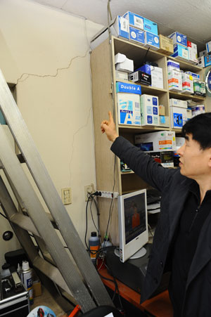  수원영통할인상가의 상인들은 분당선 오리~경부 수원간 복선전철 건설 공사에 따른 진동으로 벽에 균열이 생겼다고 주장하며 보상 등, 대책을 요구하고 있다. /이준성 기자 oldpic316@