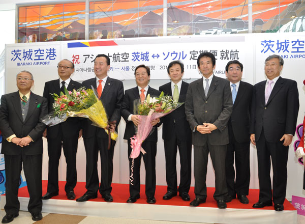 홍종일 정무부시장(왼쪽 4번째)과 일본 이바라키현 관계자들이 신규 취항을 축하하며 기념촬영을 하고 있다.
