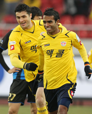 14일 성남탄천종합운동장에서 벌어진 프로축구 K-리그 인천 유나이티드와 성남 일화의 경기에서 성남 파브리시오(오른쪽)가 전반 첫 골을 넣은 뒤 동료 라돈치치와 함께 기뻐하고 있다./연합뉴스