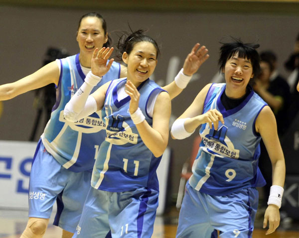 22일 천안 KB인재개발원에서 열린 여자프로농구 4강 플레이오프 3차전 천안 국민은행과 용인 삼성생명의 경기에서 삼성생명 박정은(가운데)이 4쿼터 종료와 동시에 동점 3점슛을 성공시킨 뒤 기뻐하고 있다. /연합뉴스