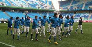 31일 수원월드컵경기장에서 허난 전예와 아시아축구연맹 챔피언스리그 G조 조별리그 4차전을 갖는 수원 블루윙즈 선수들이 몸풀기 훈련을 하고 있다. /정재훈기자 jjh2@