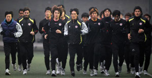 아시아축구연맹(AFC) 챔피언스리그 베이징궈안과의 조별리그 4차전을 벌이기 위해 베이징에 입성한 성남 일화 선수들이 몸을 풀고 있다./연합뉴스