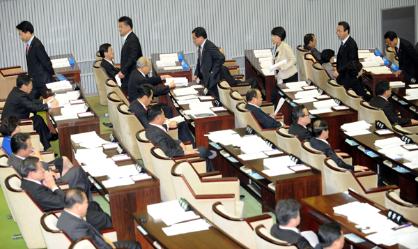  30일 경기도의회에서 열린 제248회 임시회 2차 본회의에서 무상급식 예산안 의결 투표가 진행되자  민주당, 민주노동당 소속 도의원들이 한나라당안에 반대해 모두 퇴장하고 있다./노경신기자 mono316@