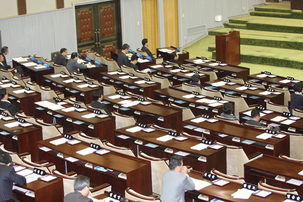 6·2 지방선거를 앞두고 의원들이 선거준비가 한창인 가운데 14일 경기도의회에서 열린 제249회 임시회 제2차 본회의 의원석이 텅 비어 있다./노경신기자 mono316@