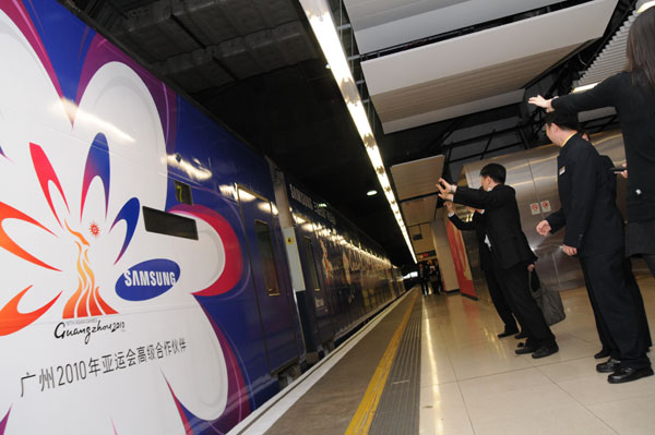 삼성전자가 지난 16일 개통된 홍콩-광저우 특급열차에 꽃의 도시 광저우의 매력을 꽃잎으로 형상화한 ‘삼성 광저우 아시안 게임 합성 로고’를 부착하는 등 아시안 게임 마케팅에 박차를 가하고 있다. /사진제공=삼성전자