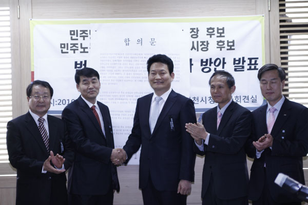 26일 시청 브리핑룸에서 가진 인천시장 후보 범야권 단일화 방안 발표 기자회견을 마치고 송영길 후보(왼쪽 3번째)와 김성진 후보(왼쪽 2번째)가 필승을 위해 악수를 나누고 있다.