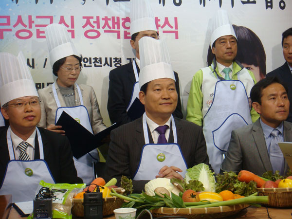 인천학교급식시민모임은 3일 인천시청 브리핑룸에서 친환경 무상급식에 동의하는 인천시장 예비후보와 기초단체장 예비후보들과 급식모임 관계자 등이 참석한 가운데 정책협약식을 가졌다.