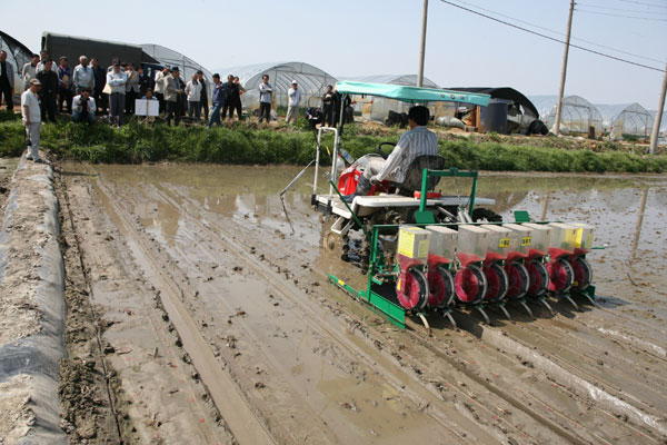 경기도농업기술원이 고양 일산서구 구산동 1만㎡ 규모 논에서 개최한 직파 연시회에서 기술시연을 하고 있다. /사진제공=경기도농업기술원