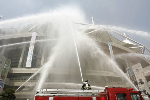 2010 재난대응 안전한국훈련 둘째날인 13일 가상 시나리오로 대규모지진발생으로 인천문학경기장에 화재가 발생하자 소방차가 화재진압을 하고 있다.