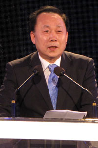 정병일 인천시 행정부시장이 서울 쉐라톤그랜드워커힐 호텔에서 개최된 ‘Seoul Digital Forum 2010’ 폐막 만찬행사에 인천의발전상을 설명하고 2011년 디지털 포럼 인천 송도 컨벤시아에서 개최를 제의하고 있다.