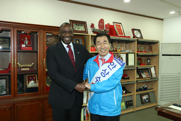 셰이크 시디 디아라(Cheick Sidi Diarra) UN 사무차장(왼쪽)과 한나라당 안상수 인천시장 후보(오른쪽)가 지난 15일 인천시 남구 문학경기장에서 만나 송도국제도시 등 인천의 발전상에 대한 환담을 나누고 협력을 다지고 있다.