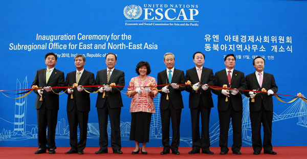 UN ESCAP(아태경제사회위원회)66차 인천총회에 참석하고 있는 놀린 헤이저 유엔사무총장겸 UN ESCAP 사무총장(왼쪽 4번째), 인천시장 권한대행 정병일 부시장 (오른쪽 3번째) 등 내외귀빈들이 동북아사무소 개소테이프 커팅을 하고 있다.