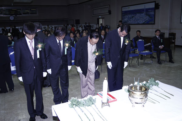 18일 인천시청 대회실에서 가진 제30주년 5.18 기념식에서 참여자들이 추모의식을 거행하고 있다.