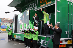 23일 오후 송영길 후보가 중구 답동 사거리에서 한표를 호소하고 있다.