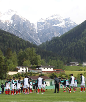 오스트리아 노이슈티프트에서 담금질을 시작한 태극전사들이 26일 오후 캄플훈련구장에서 가볍게 몸을 풀고 있다. 오스트리아 인스브루크에서 차량으로 20분 거리에 있는 노이슈티프트는 천혜의 절경을 자랑하는 곳으로 마을을 둘러싼 알프스 산자락은 감탄사가 절로 나올 정도의 빼어난 경치를 자랑한다./연합뉴스