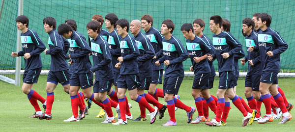 2일 오후 오스트리아 노이슈티프트 캄플구장에서 스페인과의 최종 평가전을 앞두고 열린 훈련에서 태극전사들이 가볍게 달리기를 하며 몸을 풀고 있다./연합뉴스