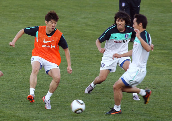 7일 밤 남아공 루스텐버그 올림피아파크 스타디온에서 열린 훈련에서 박지성이 공을 드리블하고 있다./연합뉴스