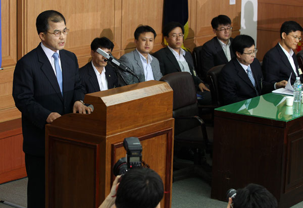 감사원 박수원 제 2 사무차장이 10일 오후 서울감사원 브리핑룸에서 중간 감사결과를 발표하고 있다.