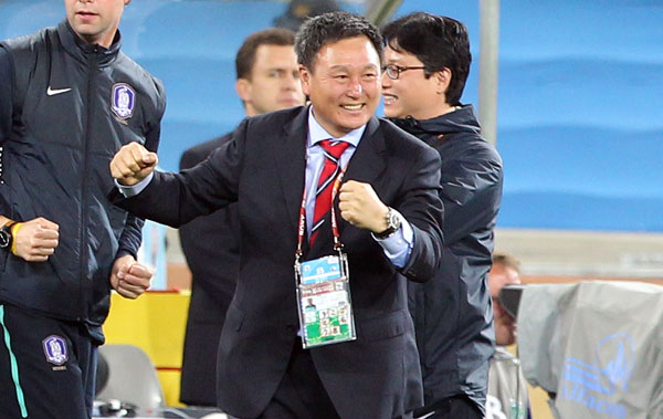 23일 한국의 월드컵 출전 사상 첫 원정 16강 진출 여부를 결정지을 나이지리아와 3차전이 열린 남아공 더반의 모저스 마비다 스타디움에서 이정수가 동점골을 성공시키고 나서 환호하고 있다./연합뉴스