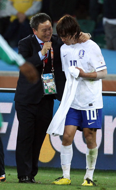 한국이 월드컵 출전 사상 첫 원정 16강에 진출한 23일 남아공 더반 스타디움에서 허정무 감독이 울어버린 박주영을 안아주고 있다.