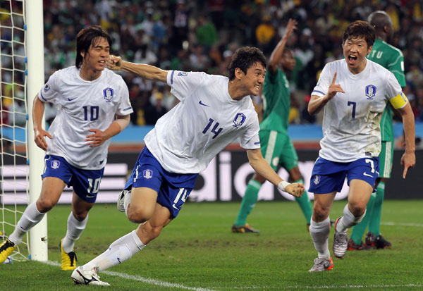 23일 한국의 월드컵 출전 사상 첫 원정 16강 진출 여부를 결정지을 나이지리아와 3차전이 열린 남아공 더반의 모저스 마비다 스타디움에서 이정수가 동점골을 성공시키고 나서 환호하고 있다./연합뉴스