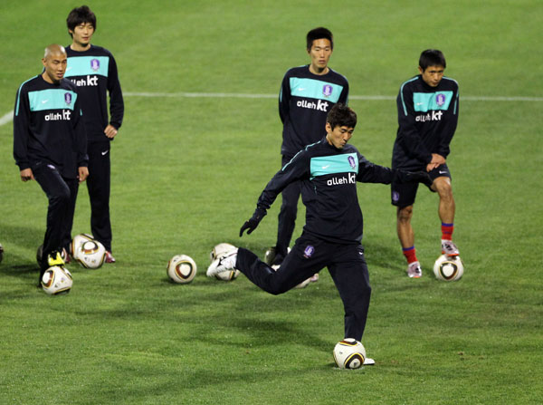 24일 새벽 남아프리카공화국 루스텐버그 올림피아 파크 스타디움에서 열린 한국대표팀 회복훈련에서 이정수가 패널티킥 연습을 하고 있다./연합뉴스