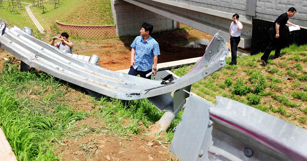 지난 3일 발생한 인천 버스추락사고 현장검증이 4일 오후 인천시 중구 영종도 인천대교 사고현장에서 실시된 가운데 교통사고 조사관들이 사고현장을 둘러보고 있다. /최우창 기자 smicer@