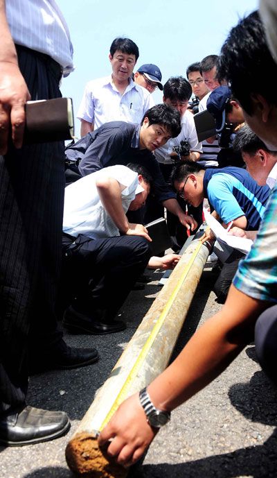 인천 버스추락사고 가드레일 부실시공 여부를 밝히기 위해 국토해양부, 도로교통공단 등 조사관들이 6일 오전 인천시 중구 영종동 인천대교 연결도로 사고현장에서 현장조사를 실시하고 있다. /최우창 기자 smicer@