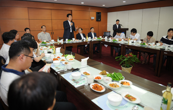 20일 인천시청 장미홀에서 가진 시청출입기자단과 오찬간담회에서 송영길 인천시장이 시정운영방침에 대해 설명하고 있다.