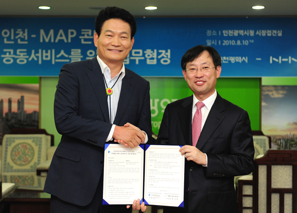 송영길 인천시장(왼쪽)과 포털사이트 (주)네이버 김상헌 대표이사(오른쪽)가 10일 인천시청 시장접견실에서 ‘인천Map 콘텐츠 공동서비스를 위한 업무협정’을 체결하고 협력을 다짐하고 있다./김상섭 기자 kss@