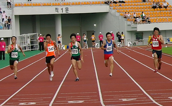 11일 대전한밭운동장에서 열린 제39회 전국소년체육대회 육상 남자중등부 100m 결승에서 화성 석우중 송수한(가운데)이 1위로 결승선을 향하고 있다./정민수기자 jms@