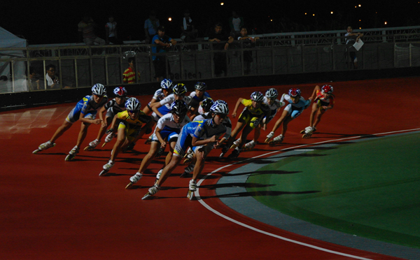 12일 밤 대전월드컵 인라인롤러경기장에서 열린 제39회 전국소년체육대회 인라인롤러 여자중등부 1만5천m 제외경기에서 선수들이 코너를 돌고 있다./정민수기자 jms@