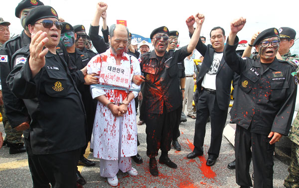 15일 오후 파주시 통일대교 남단에서 라이트코리아와 고엽제전우회가 방북 중인 한상렬 목사를 구속하는 퍼포먼스를 벌이고 있다./연합뉴스