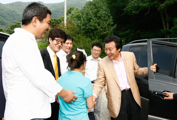 정계 복귀를 공식 선언한 민주당 손학규 상임고문이 15일 오후 지인과 주민의 환송을 받으며 최근 2년간 머물렀던 강원 춘천시 동내면 거두리를 떠나고 있다. 그는 “민심의 바다, 정치의 세계는 격랑도 많고 하니까 각오하고 있다”면서 “낮은 자세로 국민 속으로 들어가는 것밖에는 달리 생각이 없다”라고 말했다./연합뉴스