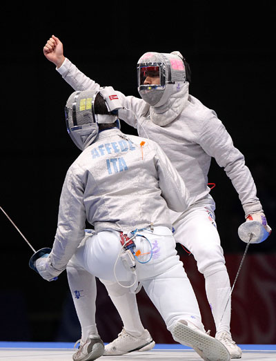 15일 오후 싱가포르 인터네셔널컨벤션센터에서 열린 제1회 청소년올림픽 펜싱 남자 사브르 개인전 결승에서 송종훈이 이탈리아의 레오나르도 아페디를 상대로 공격에 성공한 후 오른쪽 주먹을 번쩍 들어보이고 있다./연합뉴스