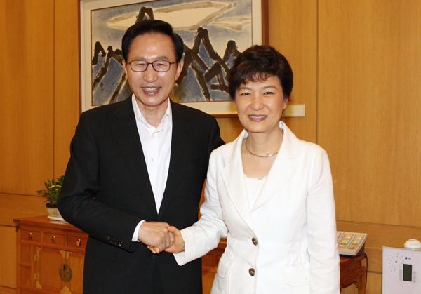 이명박 대통령이 21일 청와대에서 박근혜 전 한나라당 대표와 오찬 회동을 하기 위해 만나 악수하고 있다./연합뉴스