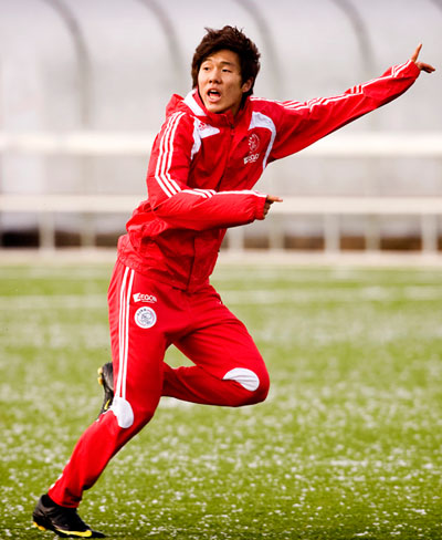 내달 7일 이란과 평가전을 앞두고 ‘10대 스트라이커’ 석현준(아약스)이 24일 발표한 ‘2기 조광래호’ 명단에 이름을 올렸다. 사진은 청소년축구대표팀 스트라이커 석현준이 지난 1월 네덜란드 프로축구 아약스 암스테르담과 정식계약을 맺고 팀 훈련에 본격적으로 합류한 모습./연합뉴스