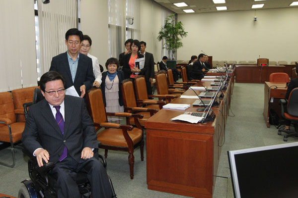 25일 국회 보건복지위 소속 야당의원들이 자리에서 일어나 퇴장하고 있다./연합뉴스