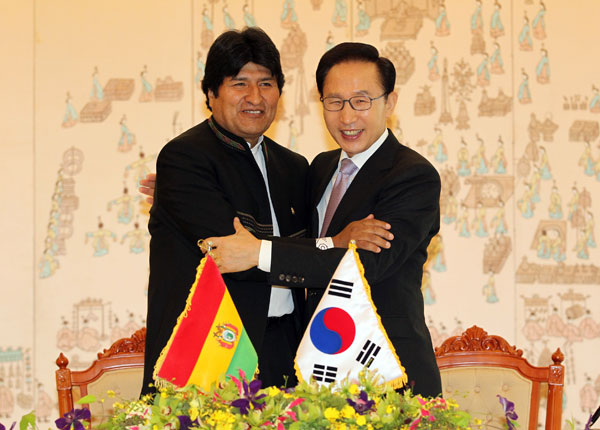 이명박 대통령과 후안 에보 모랄레스 아이마 볼리비아 대통령이 26일 청와대에서 볼리비아 내 리튬 자원 개발에 관한 기본합의서 등 협정 체결식을 마친 뒤 포옹하고 있다./연합뉴스