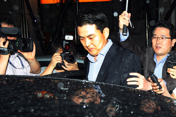 김태호 총리 내정자가 29일 오전 광화문 사무실에서 국무총리후보직직 사퇴 결정을 발표한 후 차를 타고 떠나고 있다./연합뉴스