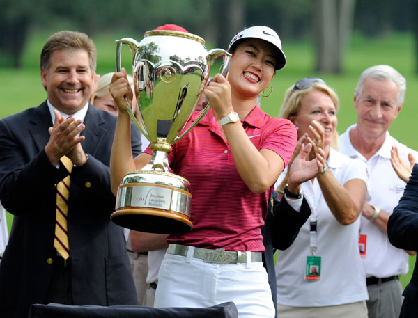 30일 캐나다 매니토바주 위니펙 세인트찰스 골프장에서 열린 미국여자프로골프(LPGA) 캐나다오픈에서 우승한 위성미가 우승 트로피를 들고 기뻐하고 있다./연합뉴스