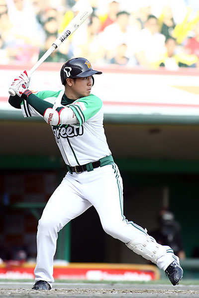 연일 불방망이를 휘두르며 팀을 위기에서 구한 프로야구 SK 와이번스의 주전 3루수 최정(23)이 올해 세 마리 토끼 사냥에 강한 의지를 보였다.