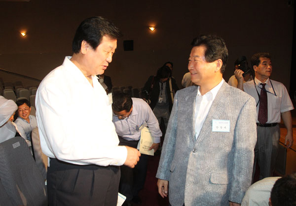 이명박 대통령이 30일 오후 청와대에서 조현오 경찰청장에게 임명장을 주기에 앞서 계급장을 달아주고 있다./연합뉴스
한나라당 안상수대표와 김무성 원내대표가 30일 오전 충남 천안 지식경제부 공무원 교육원에서 열린 국회의원 연찬회에서 만나 대화하고 있다./연합뉴스