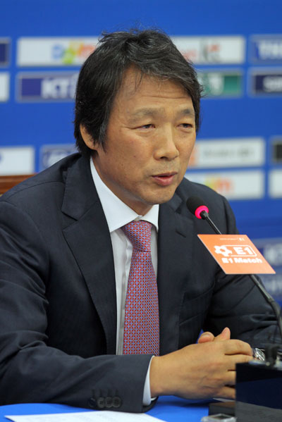 조광래 축구대표팀 감독이 30일 서울 신문로 축구회관에서 내달 7일 이란과의 평가전에 출전할 대표 선수 명단을 발표하고 있다./연합뉴스