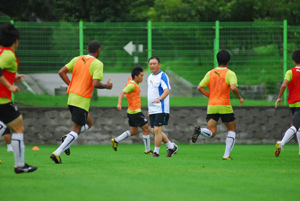 오는 4일 인천월드컵경기장에서 쏘나타 K리그 2010 20라운드 부산 아이파크와의 홈경기를 통해 데뷔전을 치르는 인천 유나이티드 허정무 감독이 선수들의 훈련모습을 지켜보고 있다./제공=인천UTD